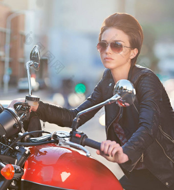 妍的态度自行车<strong>硬核</strong>华丽的年轻的骑摩托车的人坐着摩托车