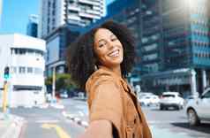 自拍城市城市黑色的女人旅行时尚影响者社会媒体更新旅程街走碳捕获快乐人路肖像配置文件图片