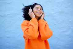 幸福黑色的女人耳机流媒体音乐快乐的蓝色的工作室背景非洲美国女夫人耳机音频听起来播客女孩微笑背景