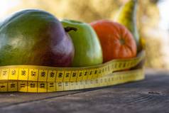健康的水果集团磁带测量木表格