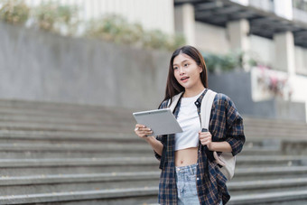 美丽的年轻的亚洲女人大学学生朋友在户外大学学生工作大学校园