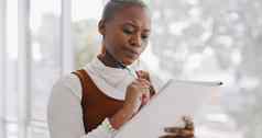 业务思考黑色的女人写作文档工作报告项目建议愿景的想法忙女工人文书工作办公室头脑风暴规划策略