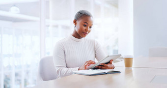 黑色的女人业务平板电脑<strong>公司员工</strong>办公室科技打字工作电子邮件黑色的女人市场营销工人数字社会媒体滚动人工作阅读互联网数据