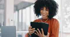 企业黑色的女人办公室表格微笑沟通电子邮件数字市场营销业务领袖女人数字科技社会媒体市场营销焦点阅读快乐多伦多