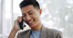 电话调用沟通亚洲业务男人。会说话的说话闲谈，聊天移动联系数字智能手机谈话讨论员工快乐笑网络日本办公室