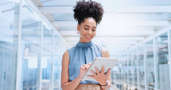 企业女人企业家平板电脑打字数字市场营销工作场所微笑焦点女员工领袖顾问忙在线研究应用程序时间表规划