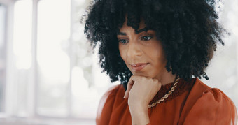 业务思考黑色的女人办公室移动PC工作报告在线项目研究愿景的想法女工人电脑桌子上头脑风暴规划策略