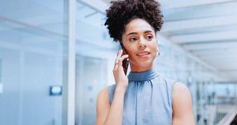 企业女人智能手机调用听办公室思考愿景咨询工作黑色的女人电话调用听谈话的想法提供网络金融公司