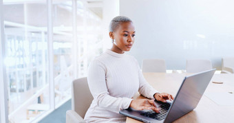 移动PC业务黑色的女人打字办公室工作场所规划工作女员工写作销售项目市场营销电子邮件广告策略建议研究电脑