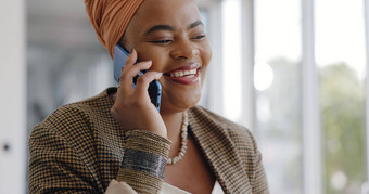 业务黑色的女人智能手机打字社会媒体连接办公室女企业家非洲美国领袖首席执行官电话谈话咖啡搜索互联网