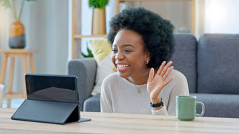 年轻的女人视频调用移动PC坐着<strong>首页首页无线</strong>耳机快乐的美丽的非洲美国女非洲式发型会说话的朋友在线闲谈，聊天应用程序