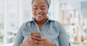 有创意的黑色的女人电话微笑社会媒<strong>体</strong>发短信聊天沟通办公室<strong>启</strong>动快乐非洲美国女人员工微笑在线谈话智能手机