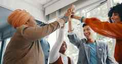 成功团队工作人高办公室会议销售关键绩效指标目标赢得目标成就支持快乐员工庆祝活动业务增长伙伴关系项目交易