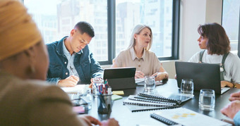 业务人平板电脑团队合作规划策略的想法桌子上现代办公室目标企业集团数字<strong>科技金融</strong>团队头脑风暴愿景目标纽约