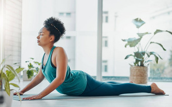黑色的女人瑜伽伸展运动锻炼健身和平健康年轻的人健康工作室整体锻炼精神健康身体平衡Zen冥想能源地面