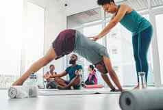 瑜伽教练锻炼男人。类健身健康健康锻炼健康的人普拉提工作室快乐教练教学伸展运动身体平衡培训