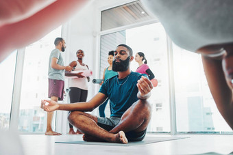 瑜伽冥想黑色的男人。莲花锻炼健身和平健康类年轻的体育人健康工作室整体锻炼精神健康身体平衡Zen能源