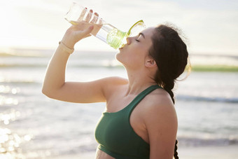 喝水海滩女人健身培训锻炼户外锻炼营养健康健康液体瓶饮食目标有氧运动跑步者运动员人海
