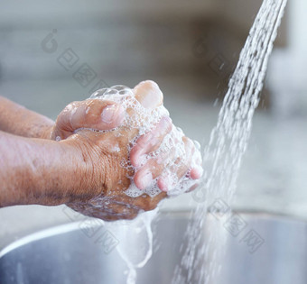 手洗肥皂水水槽健康卫生护理停止细菌病毒感染人清洁棕榈护肤品首页水龙头健康特写镜头泡沫