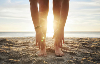 伸展运动健身脚女人海滩放松健康瑜伽培训日落健康和平女孩温暖的触碰脚趾沙子锻炼能源普拉提锻炼