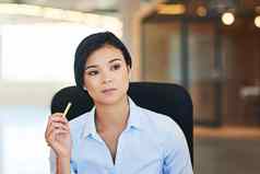 的想法规划愿景业务亚洲女人办公室思考未来公司任务心态增长女员工持有铅笔坐着工作
