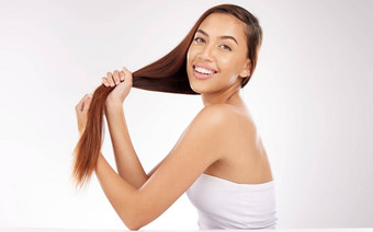 脸肖像美头发护理女人工作室孤立的白色背景模型扫除发型女模型巴西持有长头发沙龙头发治疗增长