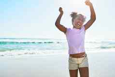 孩子们海滩有趣的黑色的女孩跳舞沙子夏天海海洋自然孩子们蓝色的天空女孩子玩水假期假期