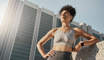 健身音乐城市黑色的女人思考培训运行锻炼目标动机健康技术焦点跑步者体育电子产品听音频锻炼