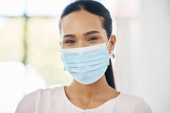 女人科维德面具健康安全肖像遵循医疗保健规则规定保护年轻的拉丁美洲人人保护疾病健康的流感大流行科维德模型