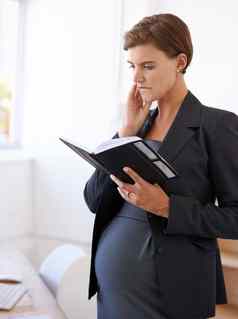 生病了推迟孕妇离开怀孕了女商人阅读每天规划师办公室