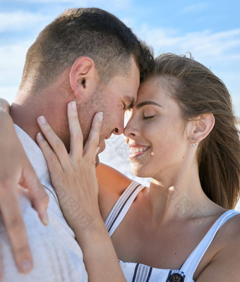 夫妇拥抱额头微笑爱护理的关系成键在户外快乐男人。女人触碰头拥抱爱的浪漫拥抱满意度