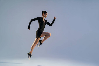 微笑运动女人运行空中锻炼有氧运动锻炼工作室背景