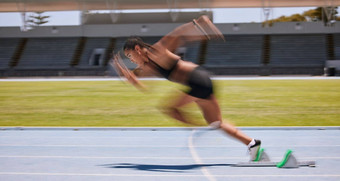 健身运行快模糊运动员运行比赛跟踪体育体育运动锻炼跟踪锻炼培训有氧运动慢跑女运动员赛车短跑