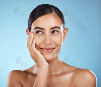 女人思考脸快乐美自然化妆品发光孤立的蓝色的背景清洁化妆品护理手面部化妆健康的皮肤护肤品工作室