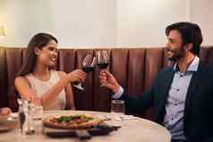 这是爱快乐年轻的夫妇享受浪漫的晚餐日期餐厅