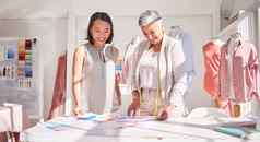 业务人时尚设计规划策略的想法讨论办公室快乐有创意的员工服装设计师协作谈话业务启动