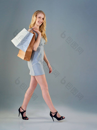 购物<strong>有氧运动</strong>完整的长度工作<strong>室</strong>拍摄年轻的女人走购物袋