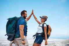 徒步旅行高快乐夫妇冒险自然夏天假期南非洲幸福自由朋友徒步旅行户外小道锻炼假期旅程