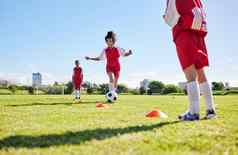 足球培训运行女孩团队玩球场实践健身足球草体育孩子们运球球场竞争锻炼