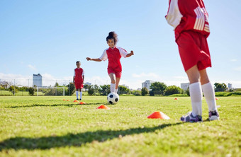 足球培训运行女孩团队玩球场实践健身足球草体育孩子们运球球场竞争锻炼