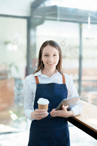 开始开放小业务年轻的亚洲女人显示微笑脸围裙<strong>站前</strong>面咖啡商店酒吧计数器业务老板餐厅咖啡师咖啡馆在线锻造