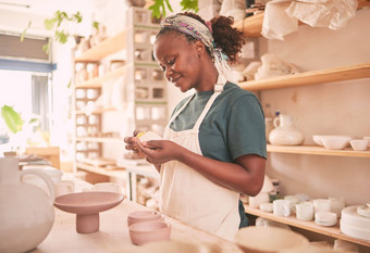 陶器工艺黑色的女人创建粘土小业务有创意的车间创造力工艺品非洲女波特企业家制造业产品泥商店