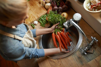 洗时间烹饪高角拍摄女人洗胡萝卜水槽