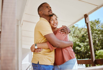 黑色的夫妇成键爱拥抱房子首页天井财产主人抵押贷款投资成功真正的房地产买家微笑快乐拥抱男人。女人未来安全目标