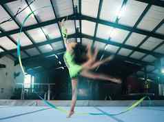 体操运动模糊丝带跳舞女人健身房培训奥运会竞争健身艺术有节奏的跳舞女体操运动员工作室锻炼锻炼