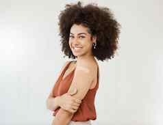 年轻的混合比赛拉美裔女人穿显示邦迪牌创可贴手臂站白色工作室背景快乐年轻的女人卷曲的非洲式发型站石膏手臂