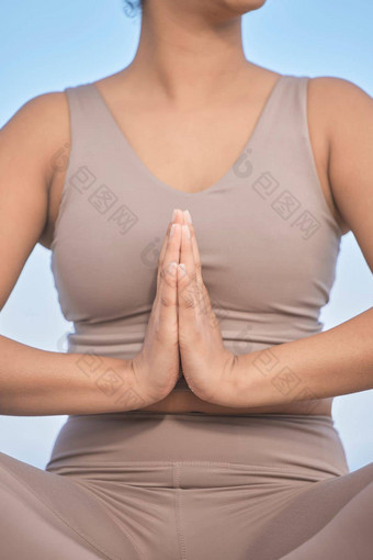 Zen冥想手女人祈祷精神上的心态健康瑜伽敬拜祈祷自然正念平衡调解健康的信仰生活方式平静放松锻炼