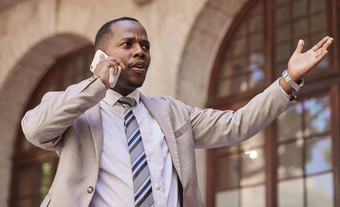 愤怒的非洲商人电话调用街问题困惑谈话地铁律师黑色的男人。电话讨论路压力焦虑走城市建筑