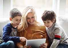 家庭平板电脑妈妈。孩子们生活房间成键质量时间放松周末爱家庭首页妈妈孩子们数字科技在线游戏学习社会媒体应用程序