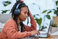 思考黑色的女人移动PC远程工作首页浓度打字连接牙买加女夫人自由职业者音频文本焦点在线研究项目